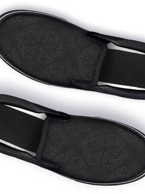 Chaussures à Enfiler - Ornement Gothique Noir sur Noir pour la vente par Witchwood Bags