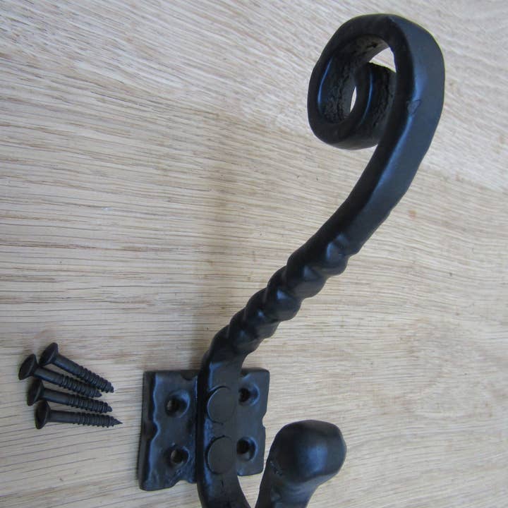 Pack de 5 ganchos para abrigos góticos retorcidos, color negro para venta al por mayor de IronmongeryWorld