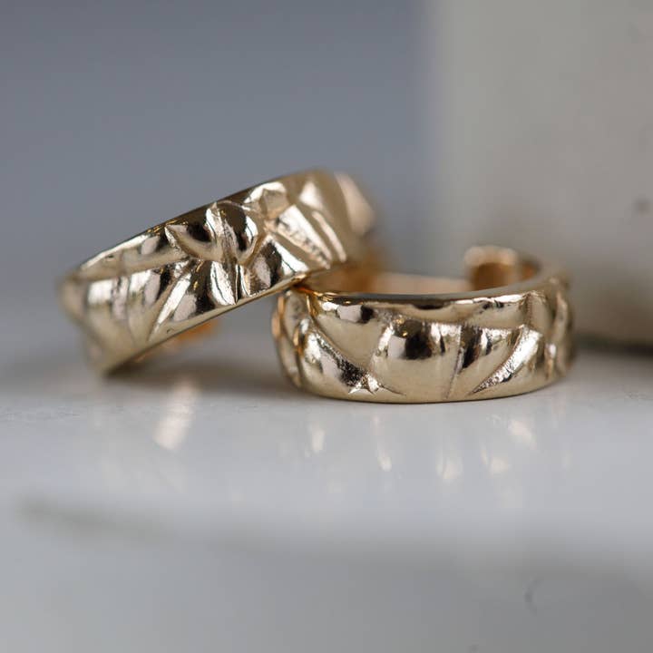 Orecchini a cerchio in oro con texture morbida per la vendita all'ingrosso da parte di BOO jewellery