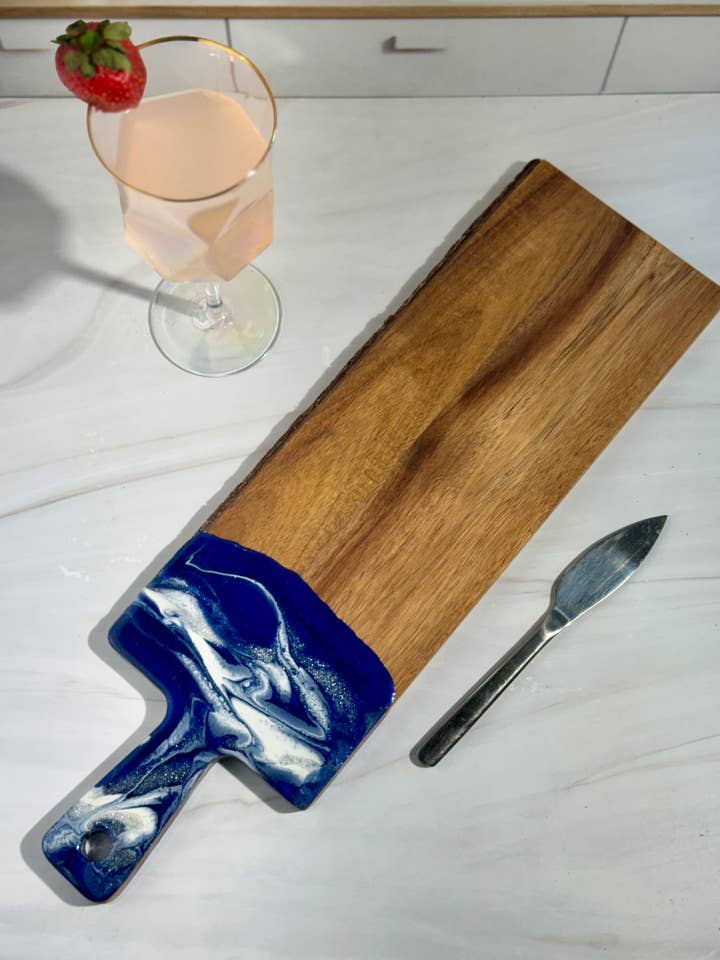Planche de charcuterie en acacia et époxy – Collection Saphir-Petite pour la vente par LMW Designs
