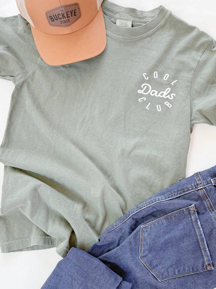 T-SHIRT TEXTE CERCLE CLUB DES PAPAS COOL pour la vente par KNOTS + NOOK