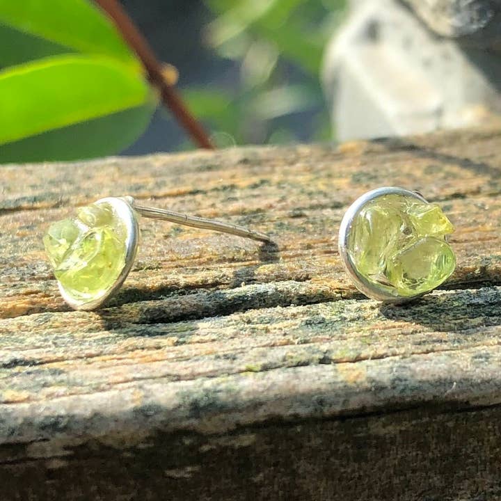 Boucles d'oreilles clous en grappe de péridot : Bijoux de naissance d'août pour la vente par Anne Swain Jewelry