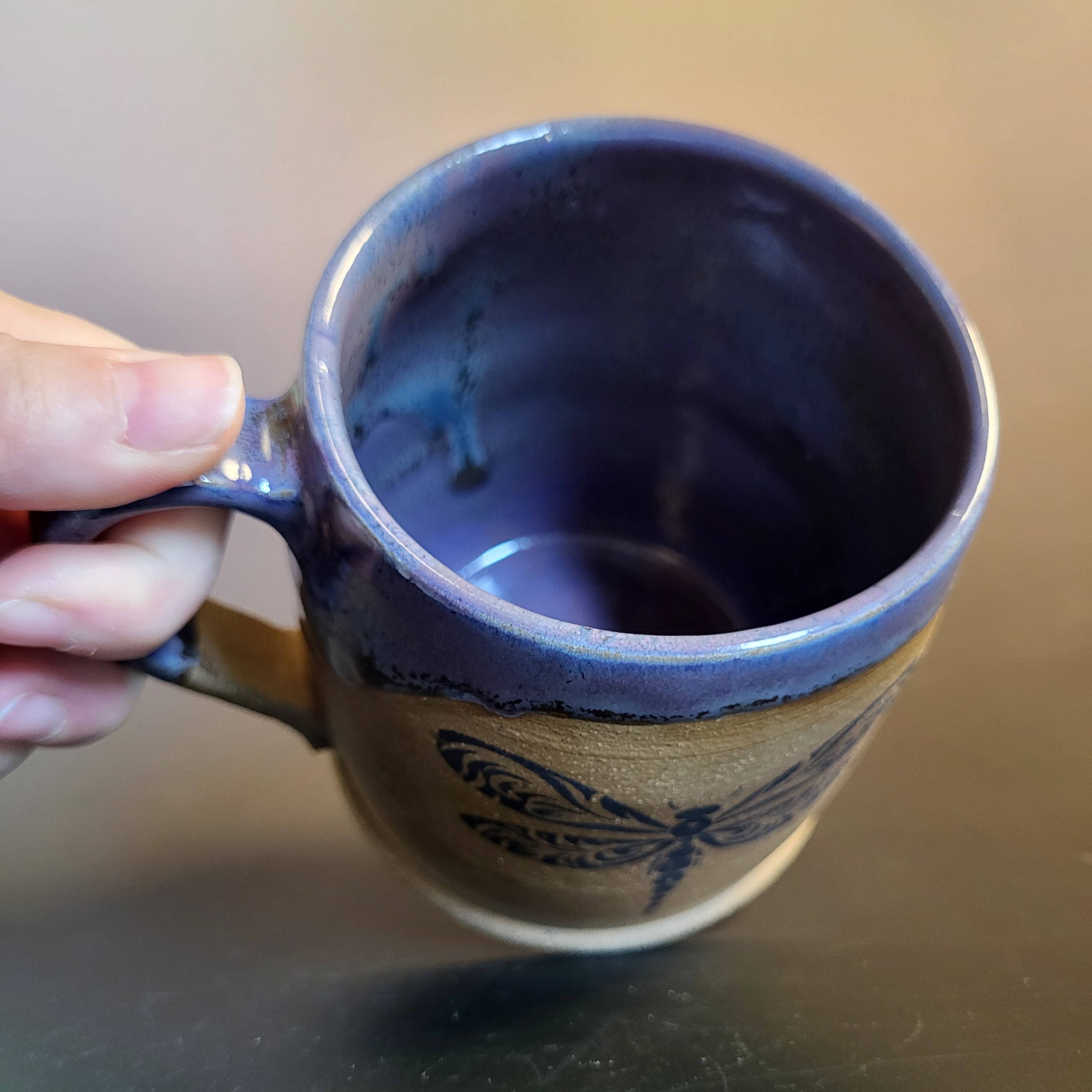 Divine Vessels Pottery – wholesale Kaffekoppar – Trollsländamugg med lila och blå glasyr4