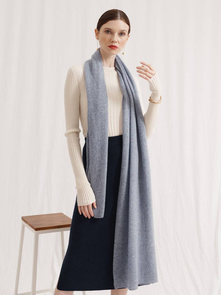 Écharpe et châle en cachemire en un - Misty blue pour la vente par CASHMERISM