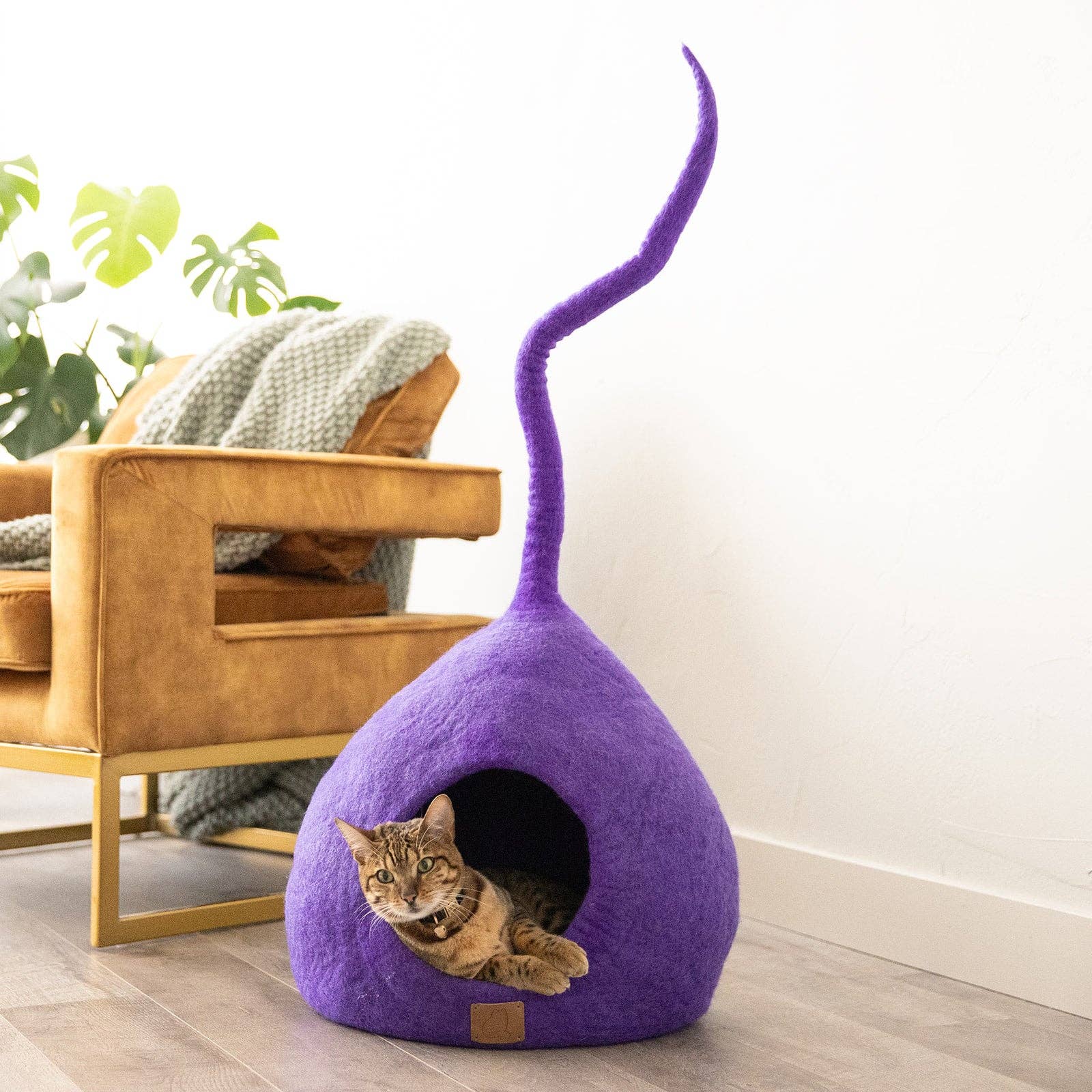 Fuzzy cove - Venta al por mayor Iglú para mascotas - Gatos y perros - Cueva de fieltro para gatos de lujo hecha a mano con cola, color morado ciruela0