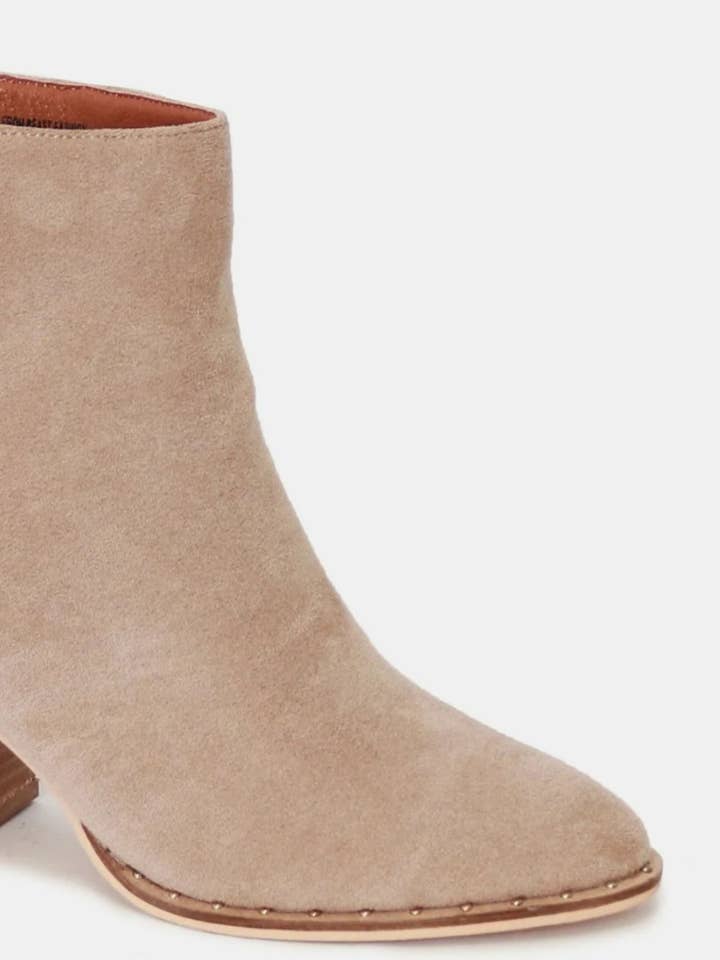 Taupe Beast Fashion mocka spetsiga ankelboots för wholesale på Faire