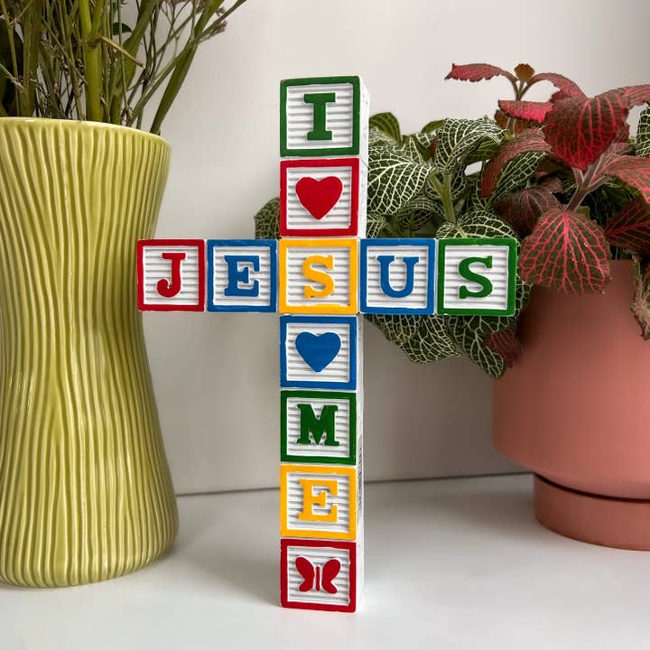 Baby Block Wall Cross för wholesale av Abbey + CA Gift