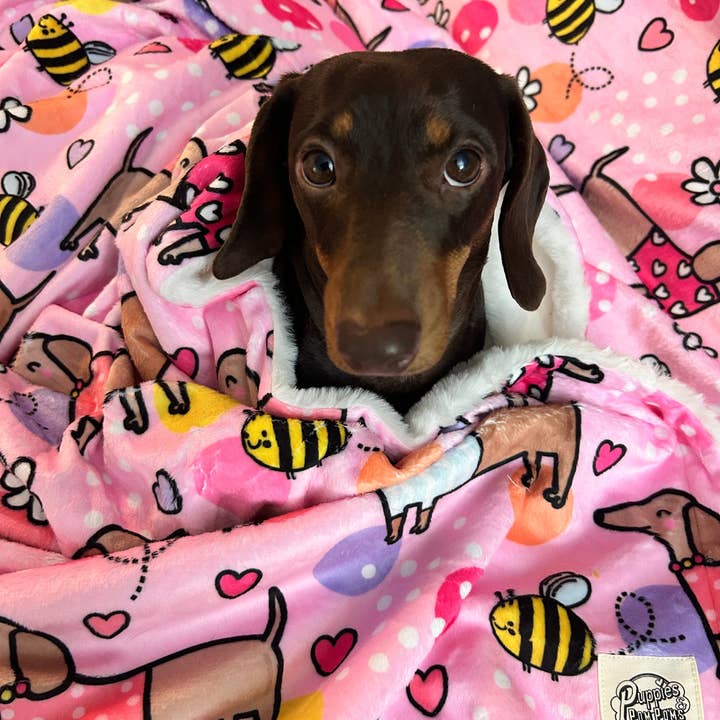 Rose - Bee Happy Teckel - Couverture en fausse fourrure pour la vente par Puppies & Pom Poms