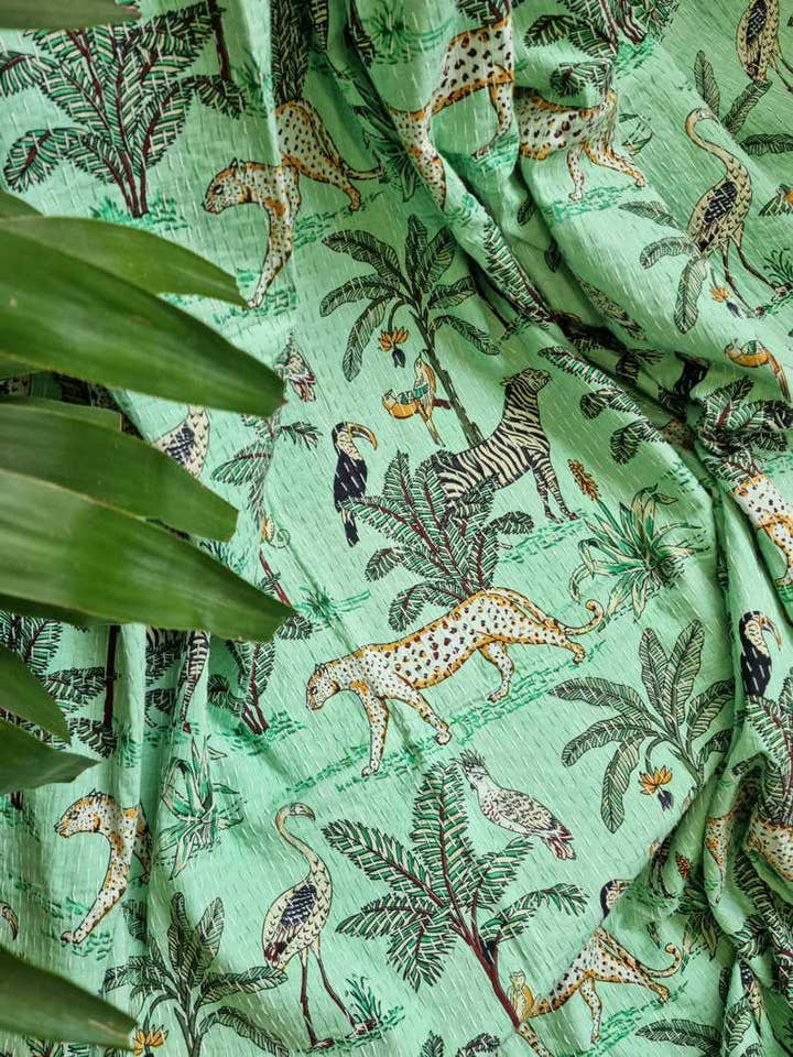 Manta reversible de algodón puro Kantha Stitch para cama o sofá, tamaño king, hecha a mano, con flores, dohar, verano, aqua, safari, safari tropical, bosque exótico para venta al por mayor de Essential Designs London