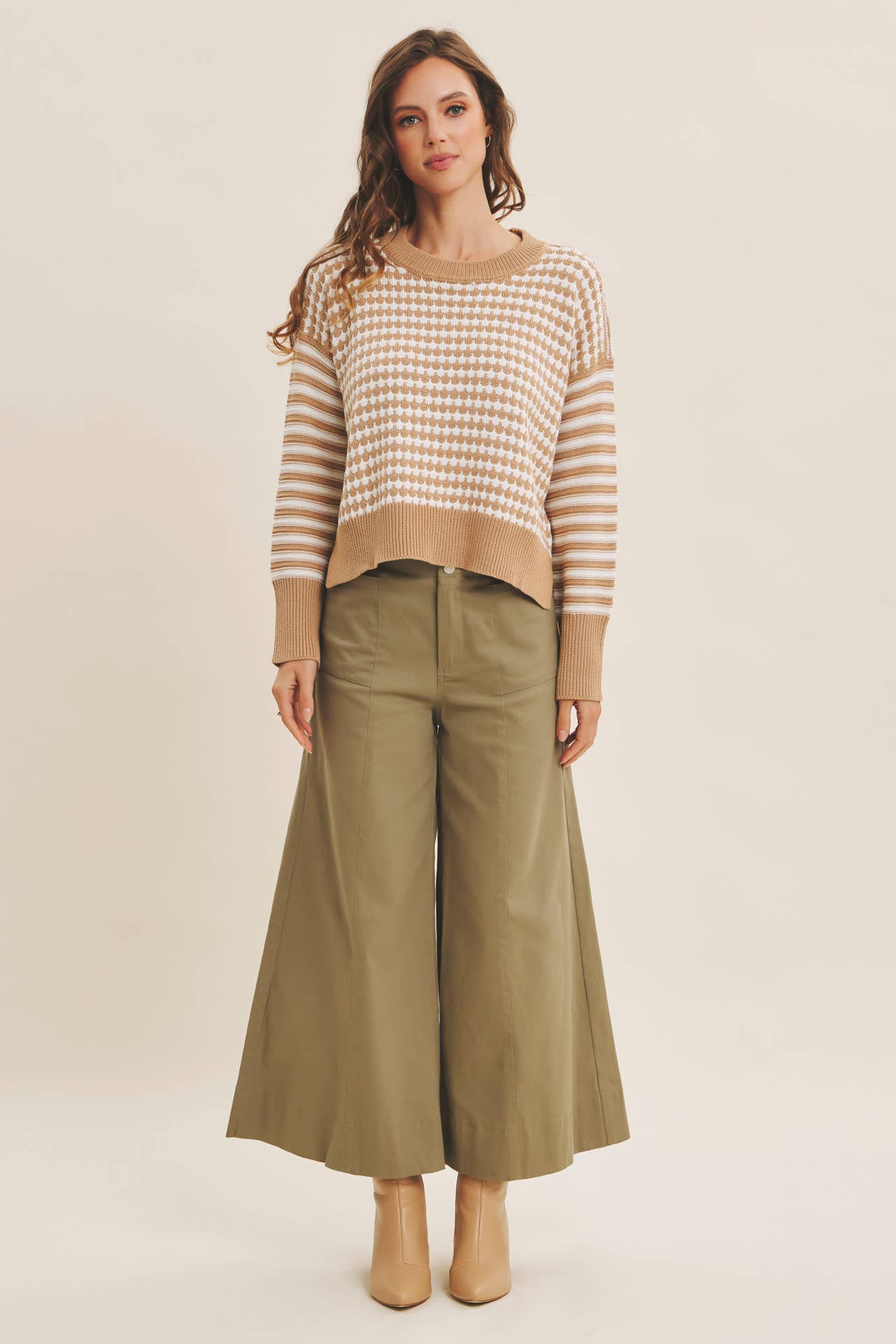 in february - Vente Jean – femme - PANTALON COURT À JAMBES LARGES ET TAILLE HAUTE EXTENSIBLE19