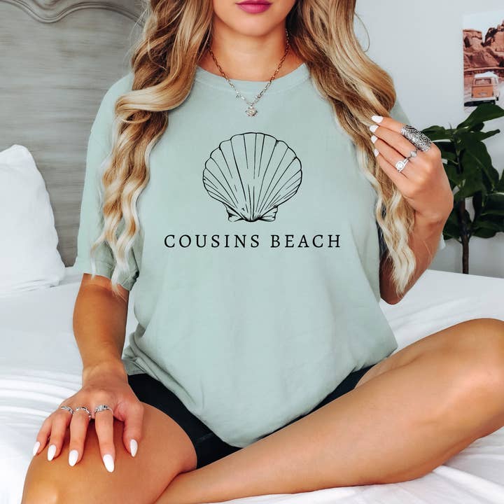 Hello Poppy Company - Venta al por mayor Camiseta serigrafiada - Mujer - Camiseta TSITP Cousins Beach Shell Comfort Colors