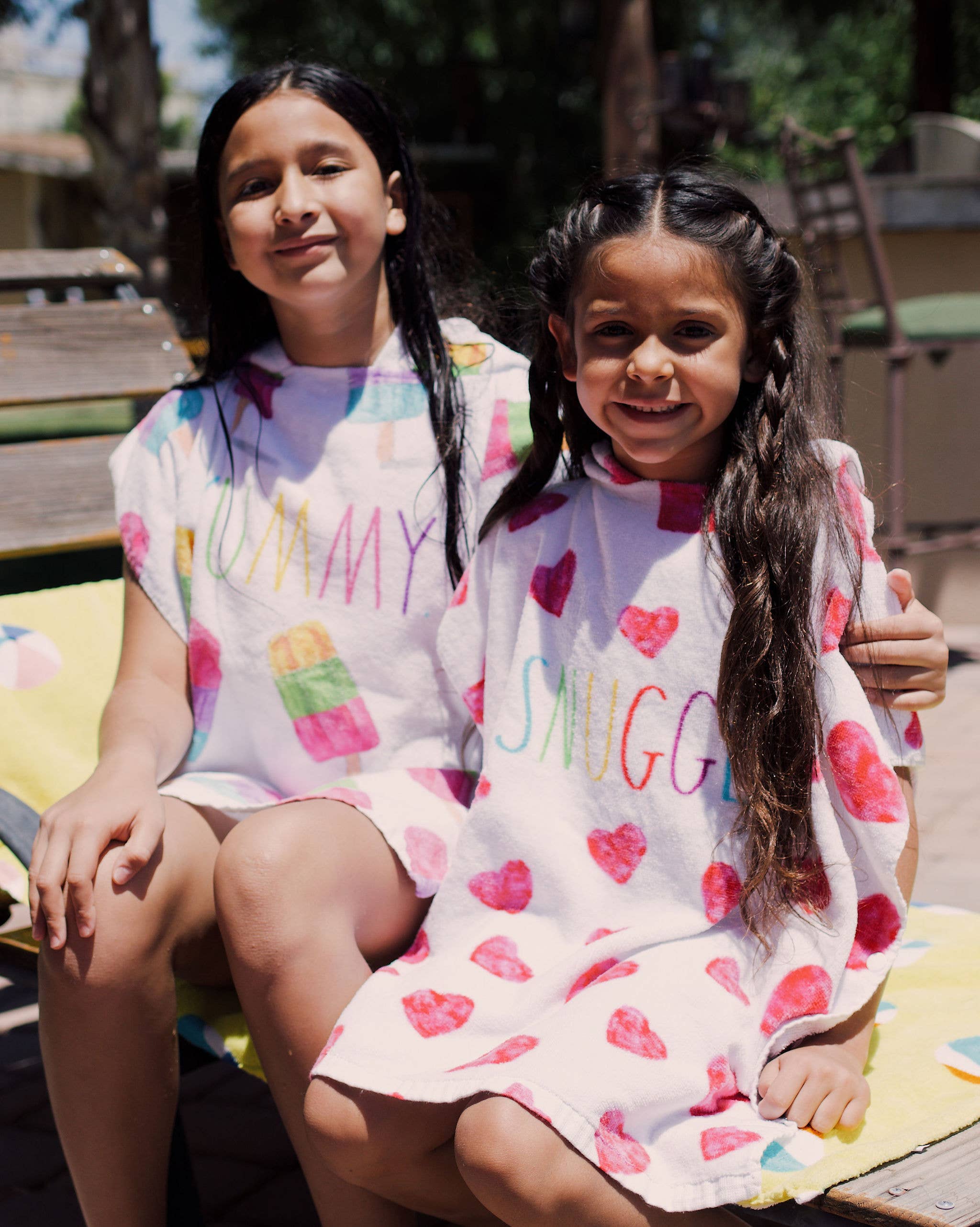 Coconut Outdoor - Vente Serviette poncho - Enfant et bébé - Serviette poncho enfant avec capuche Rae Dunn et ballon de plage - lot de 12 assortis10