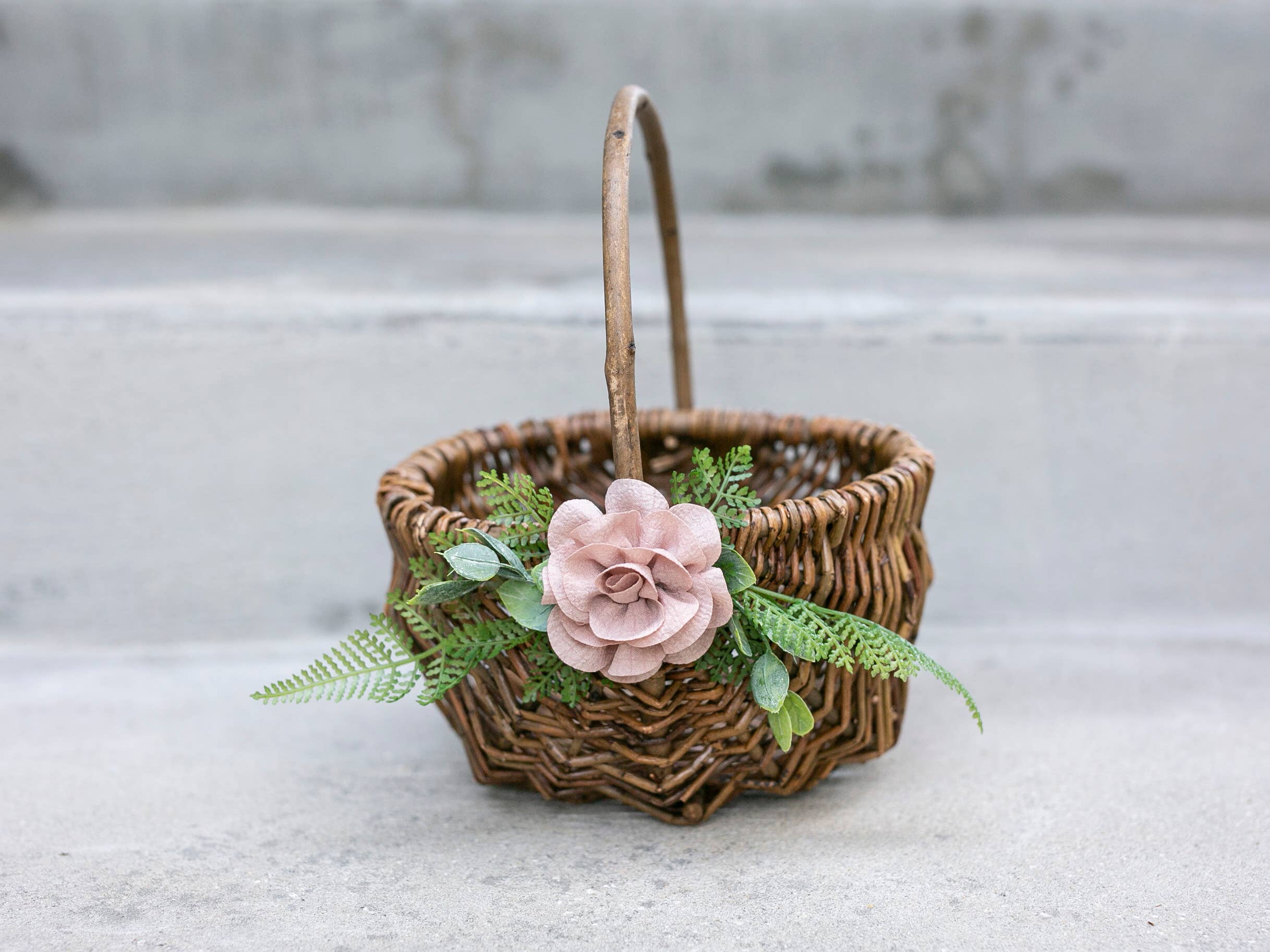 Indy Supply Co - Vendita all'ingrosso Cestini - Cestino per bambina con fiori di salice, cesto nuziale, stile rustico1