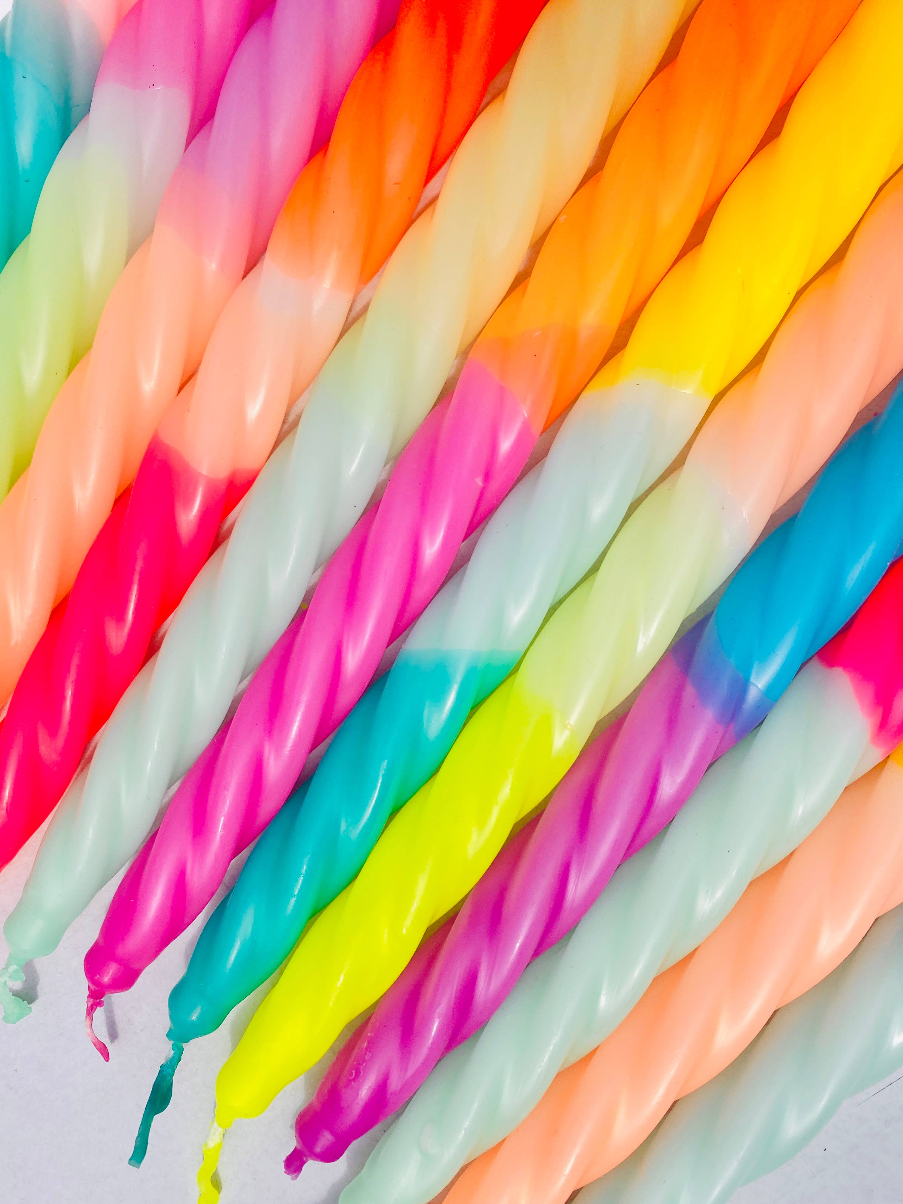 Pink Stories - Vente Bougies/bougeoirs coniques - Bougies torsadées néon Rainbow Studio * Catchy - Lot de 21