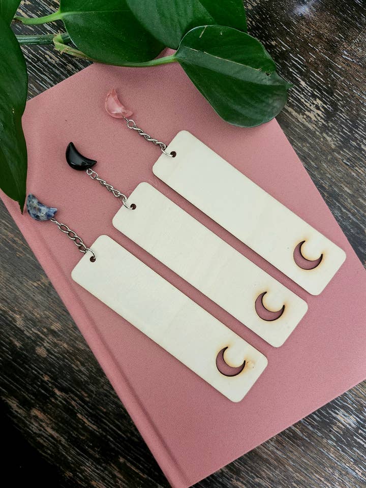 Marcador de luna creciente grabado en madera y cristal auténtico para venta al por mayor de Three Witches Tea Shop