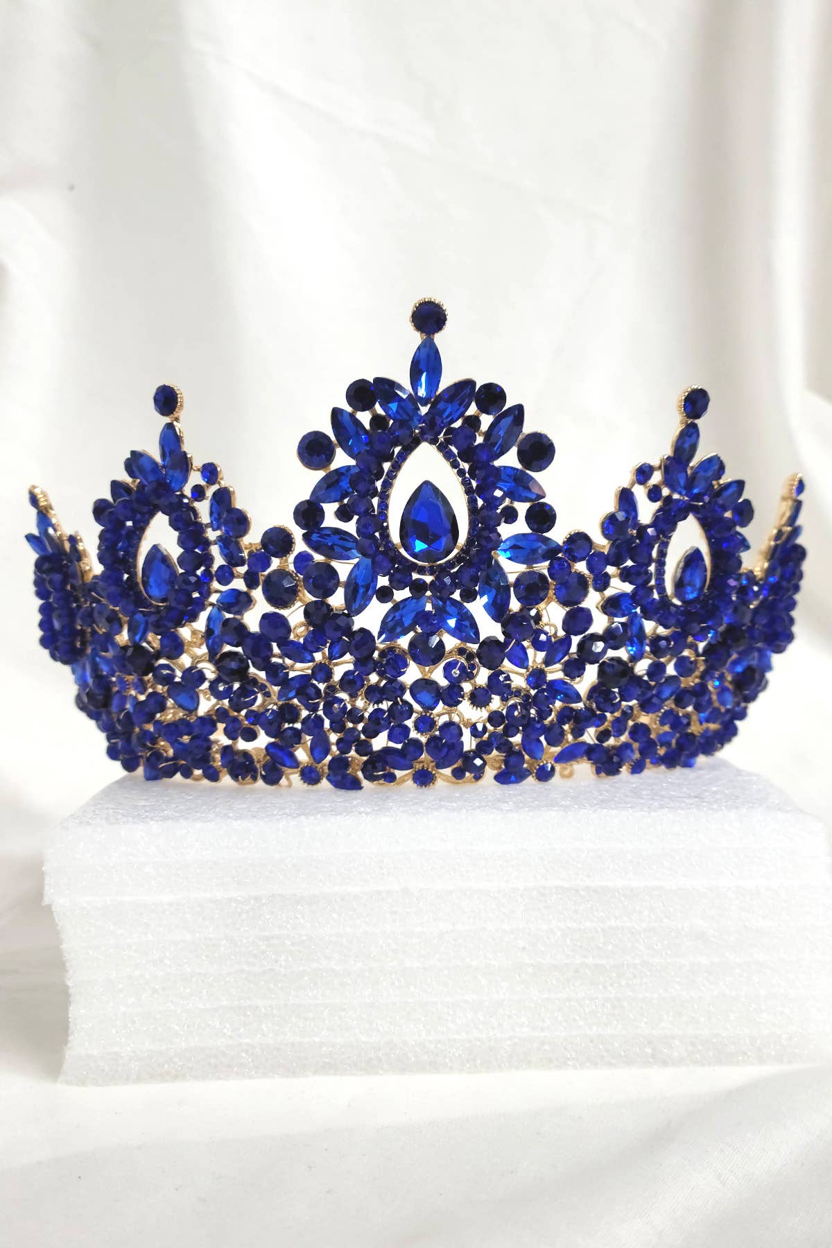 Chicas - Wholesale Tiara - Women's - Metal tiara with crystal balls and jewel rhinestones HT96217