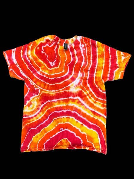 T-shirt tie-dye orange, rouge, jaune, géode tie-dye aux tons chauds pour la vente par Lanastiedyes