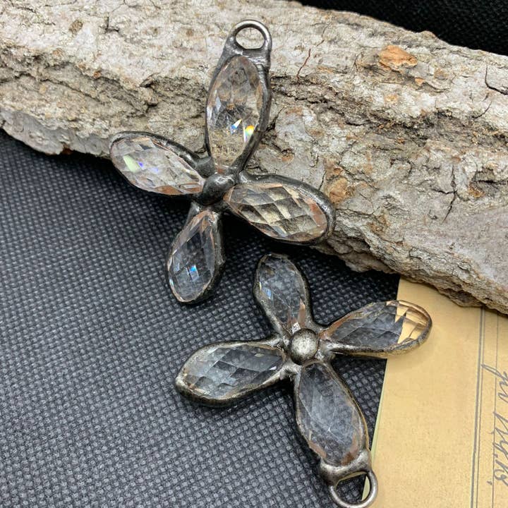 GemMeet – wholesale Individual charm/pendant – Vintage Crystal Glass Cross Four Leaf Clover Pendant1