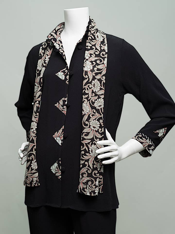 Haut trapèze « 910 » ; gilet en georgette ; veste inspirée du kimono ; écharpes pour la vente par Marla Duran