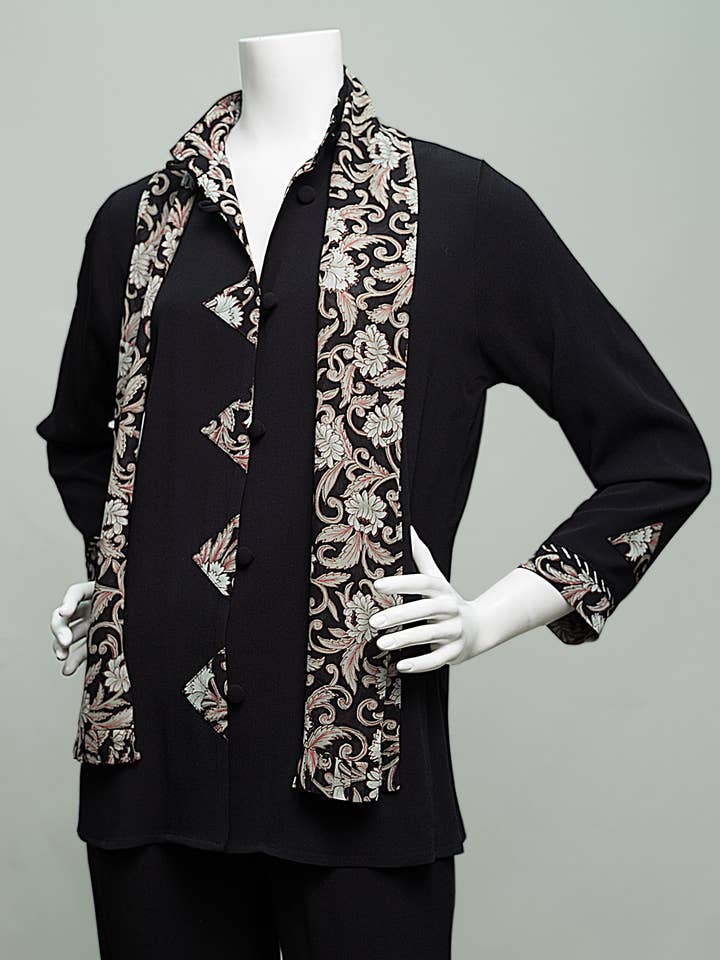 Haut trapèze « 910 » : noir avec bordure florale noire ; écharpe séparée pour la vente par Marla Duran