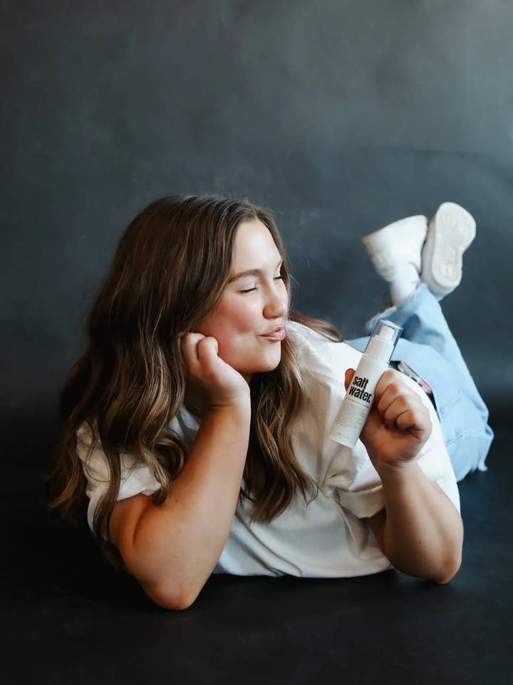 Leuchtendes Gesichtsserum mit Hyaluronsäure und Vitamin C & E für den Großhandel von Salt Water Tan