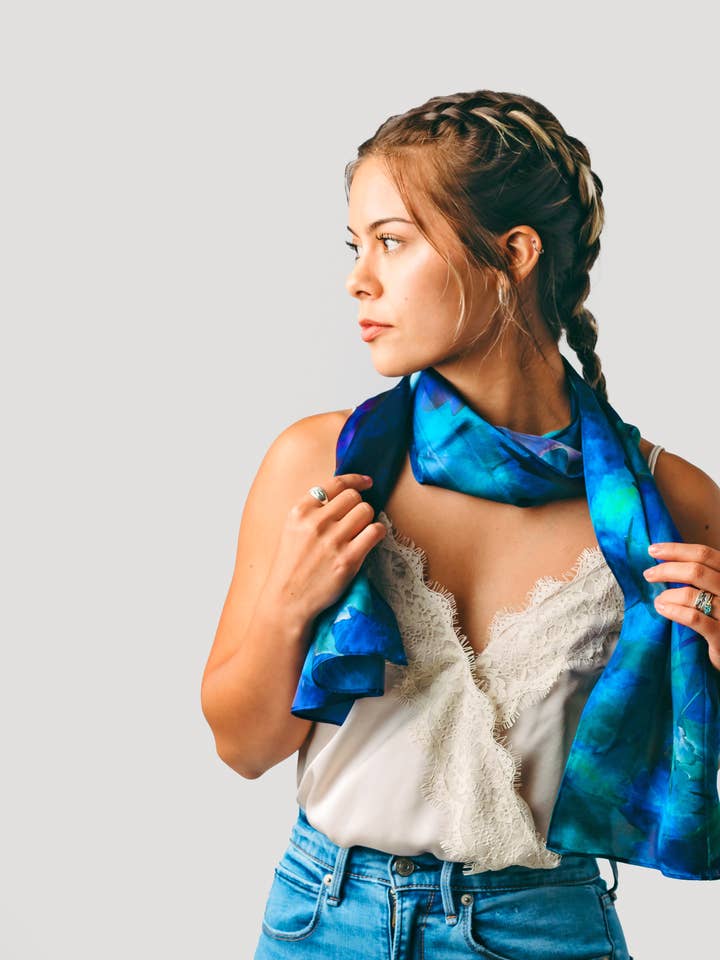 Sciarpa di seta blu - Foglie brillanti - Satin per la vendita all'ingrosso da parte di Silk Squirrel