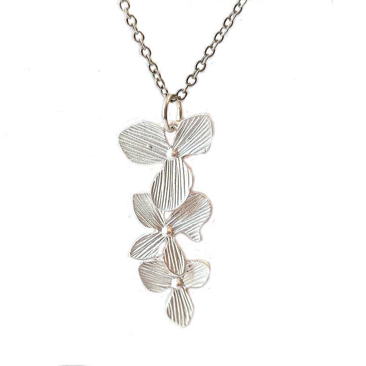 Halskette mit feststehender Orchideenblüte, dreifach kaskadierend, aus Silber für den Großhandel von Stylish Jewelry Supply