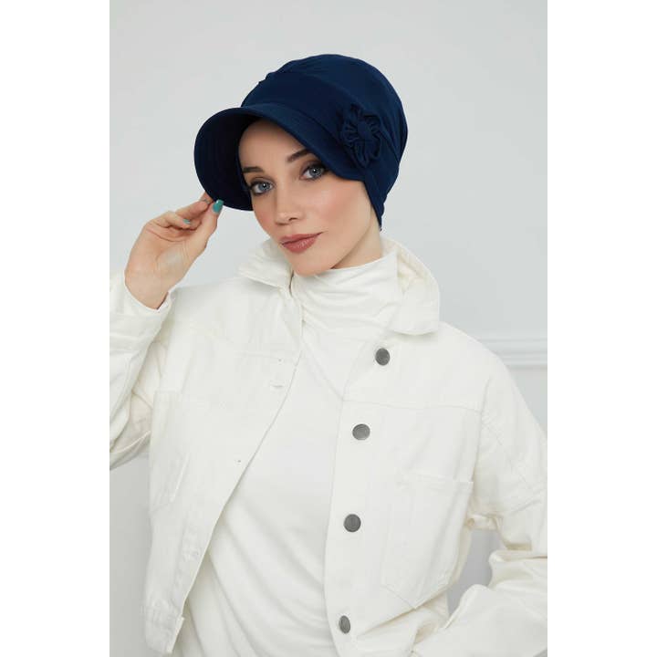 Sonnenblenden-Turban mit Blumenakzent, Florale Schirmmütze für Damen, Sonnenschutz-Newsboy-Hut für Damen, Baumwoll-Chemo-Bonnet, B-72 für den Großhandel von Aisha's Design