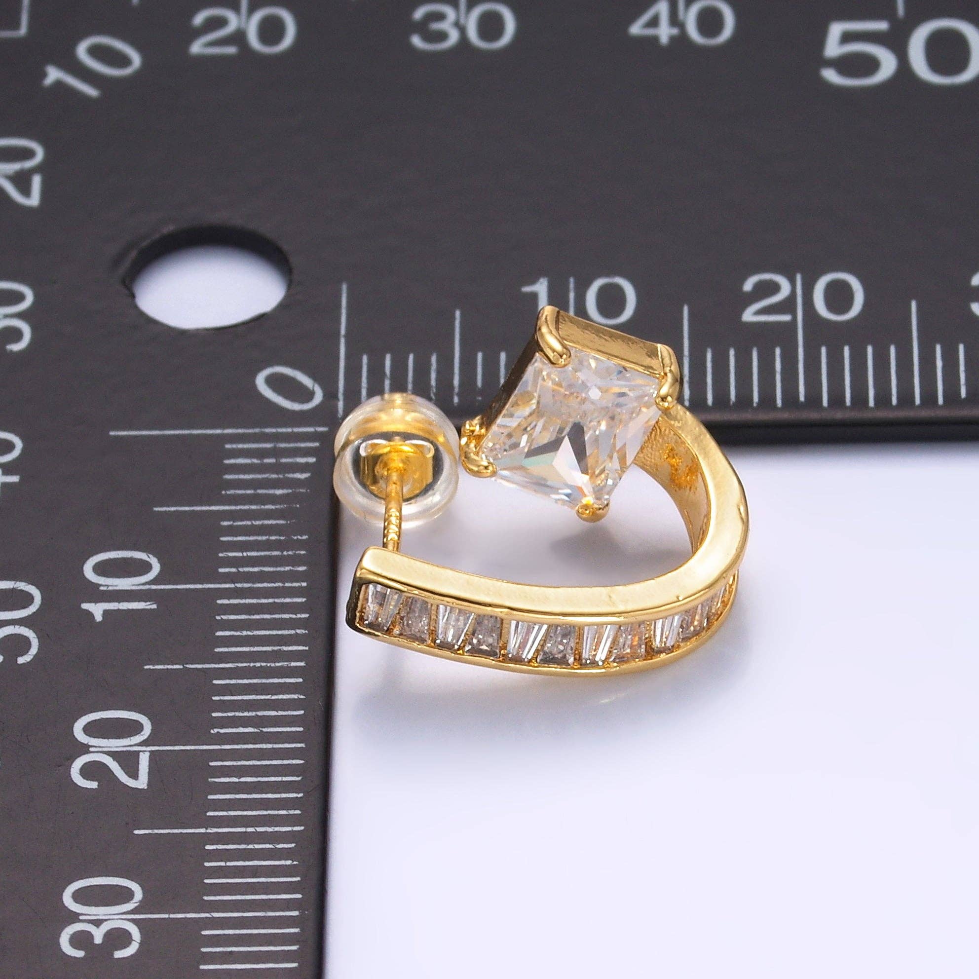 Aim Eternal - Vente Créoles - Boucles d'oreilles créoles en forme de J avec zircon cubique baguette transparent, plaquées or 24K | AB7131