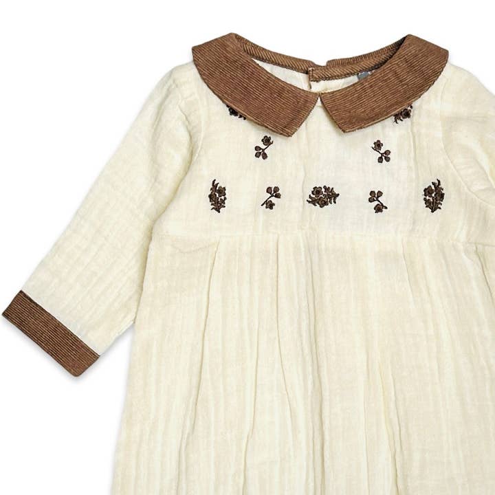 Creme doce Macacão Baby Muslin Bordado Biológico para venda a revendedores na Faire1