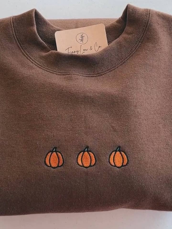 Chandail à col rond Fall Pumpkin pour la vente par Finny Lou & Co.