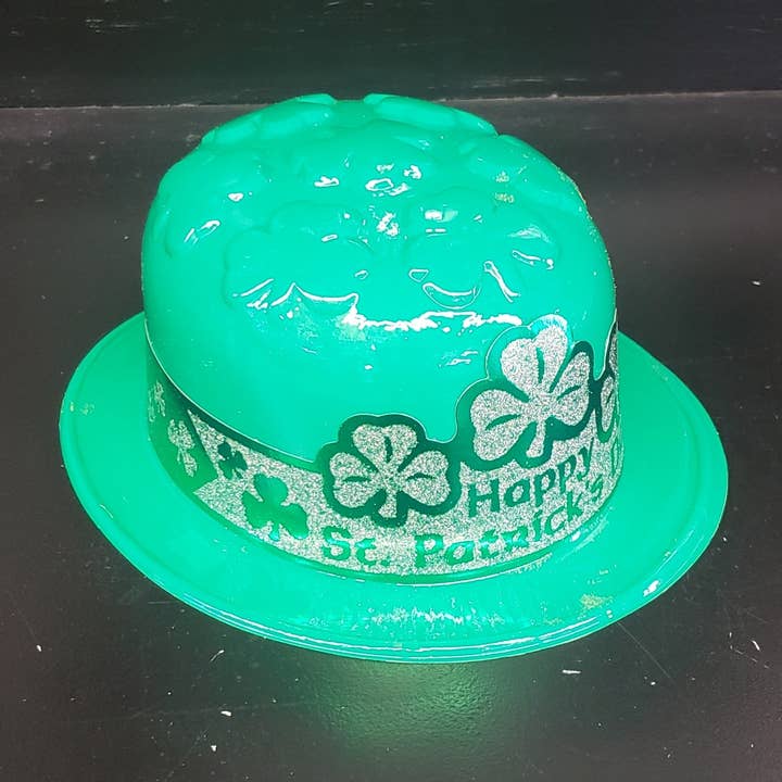 Grøn plastikglad St. Patrick's Day glimmer derby bowlerhat med kløvere for engroshandel hos Caufield's Novelty