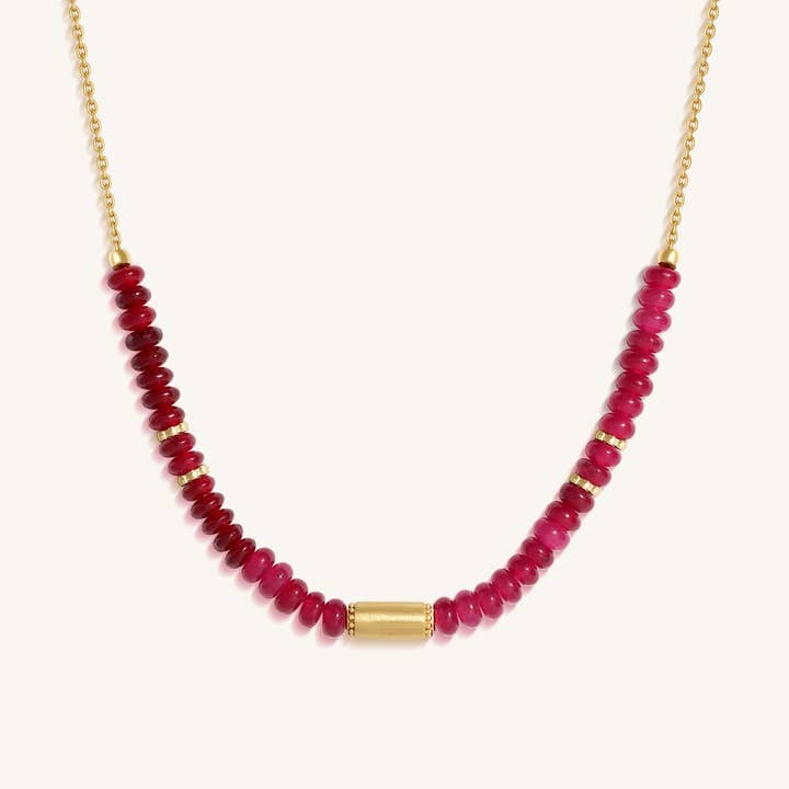 Collier en or avec grenat d'essence alignée et rhodolite pour la vente par Karma And Luck