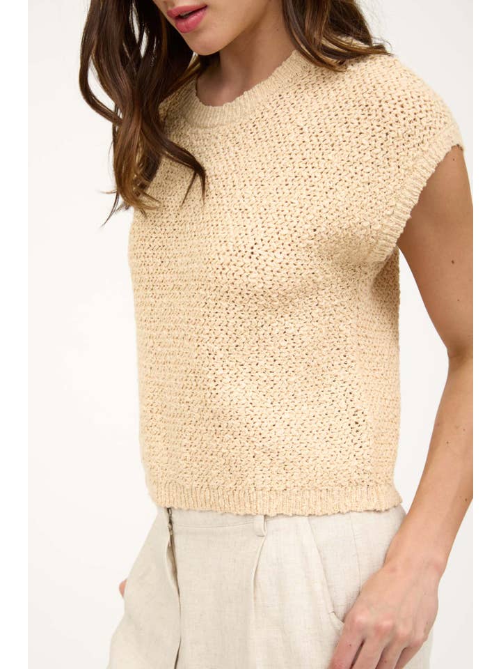 The Workshop Studio – wholesale Pullovertröja - Dam – STRUKTURERAD STICKAD TRÖJA MED RUND HALS OCH KORTA ÄRMAR8