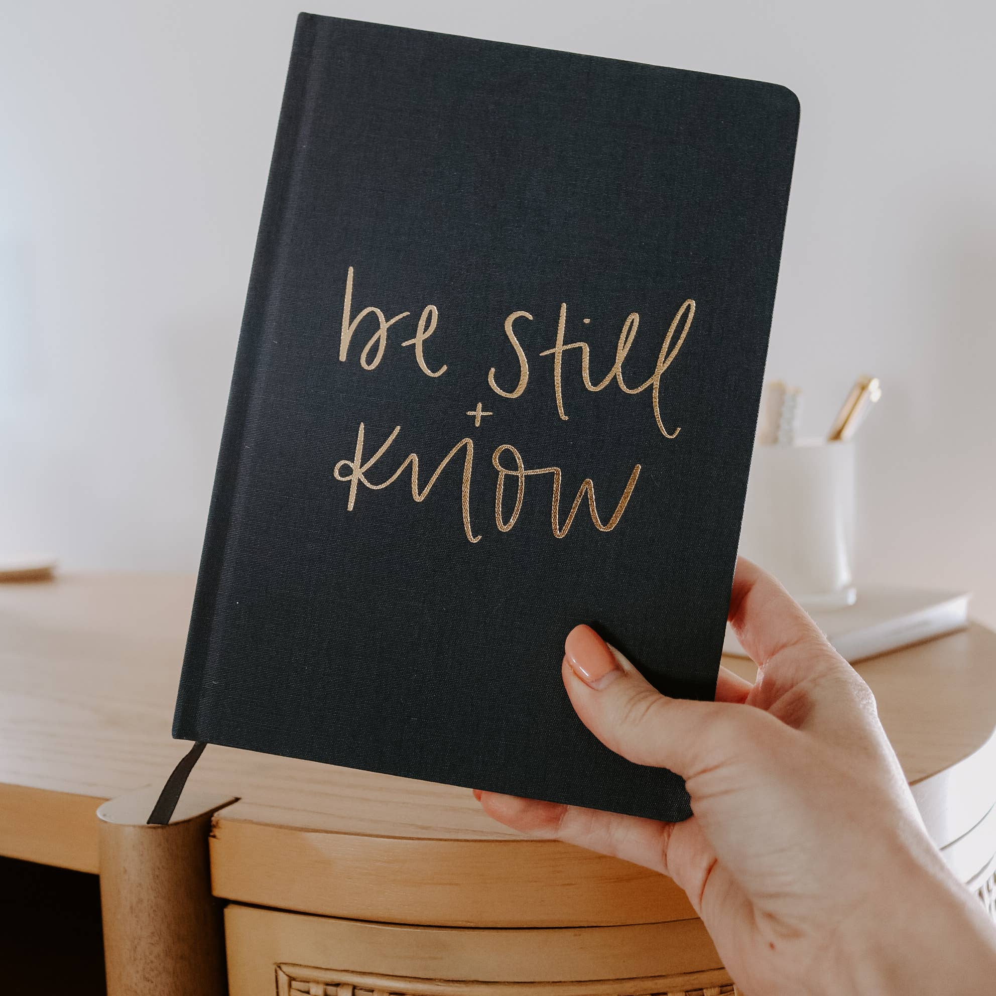 Sweet Water Decor – Diário por atacado – Caderno de Tecido Cinza com Letra Manual 'Be Still + Know' em Dourado - Decoração e Presentes1