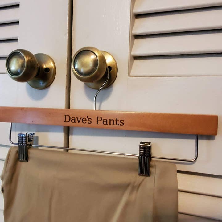 Hazel Grove Customs – Großhandel Kleiderbügel – Personalisierter Hosenbügel, Gravierter Hochzeits-Hosen-Aufhänger, Gravierter Rock Hanger, Braut und Bräutigam Hosen graviert Kleiderbügel