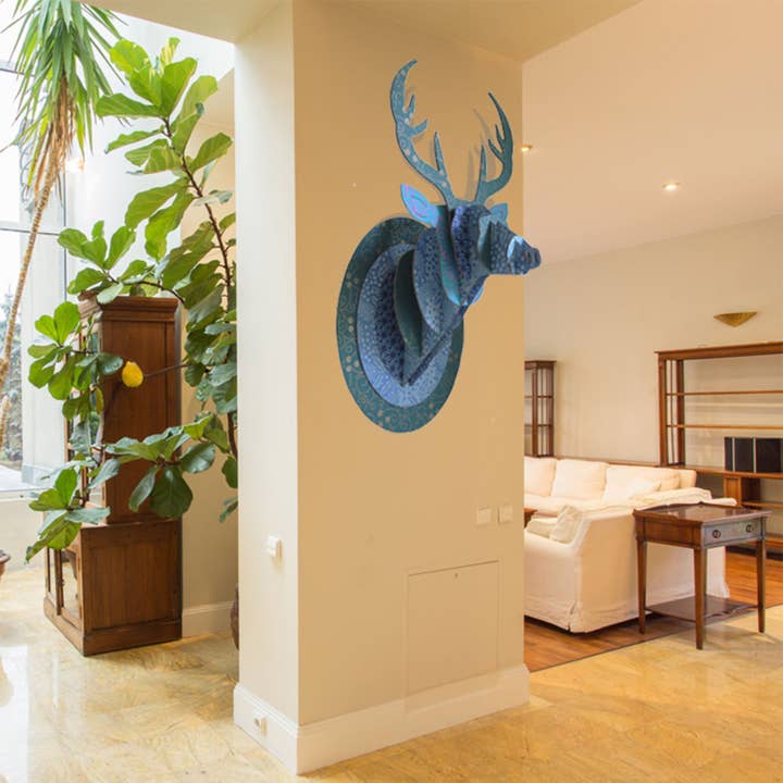 Trophée de cerf en carton décoration murale bleu pailletté pour la vente par Supplement D'AM