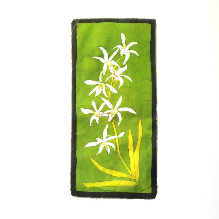 Decorazione da parete Batik Dakl con fiori bianchi per la vendita all'ingrosso da parte di Eclectic Woodchuck