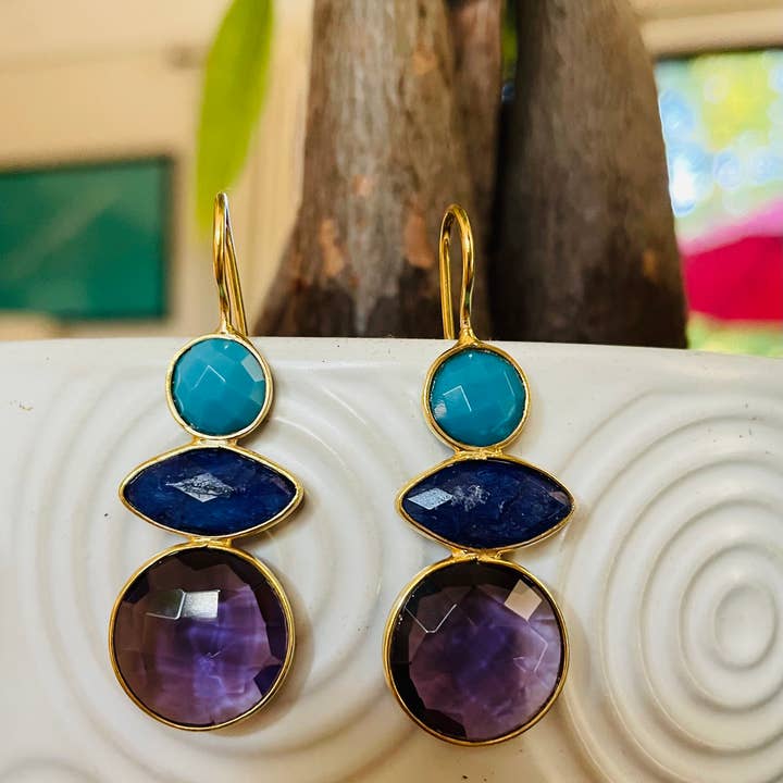 Elyssa Bass Designs - Venta al por mayor Pendientes colgantes - Pendientes con gemas multicolores de turquesa, zafiro y amatista