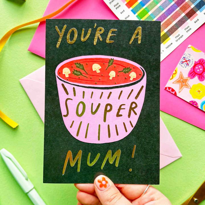 Kerrie Illustrates - Vendita all'ingrosso Biglietti di auguri per la Festa della Mamma - Sei una Super Mamma con un Gioco di Parole d'Oro - Biglietto di Auguri per la Festa della Mamma0