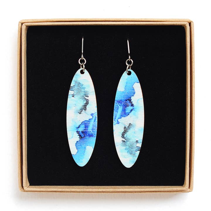 Boucles d’oreilles ovales en bois durable WATER écologiques. Fabriquées en Finlande pour la vente par MILANKA JEWELRY