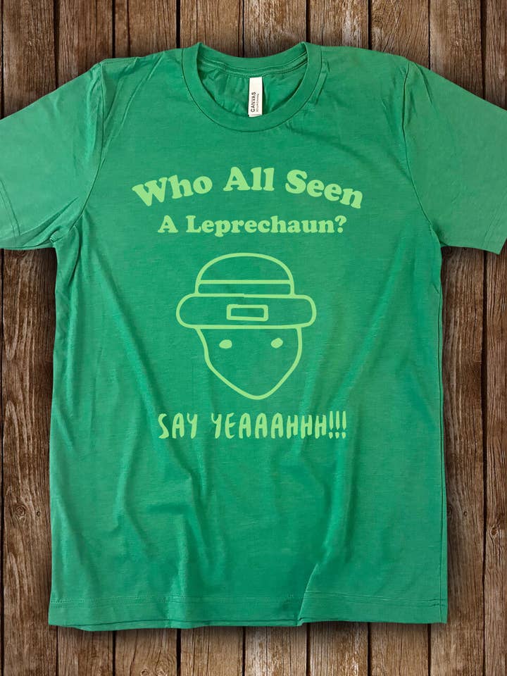 Verde brezo Divertida camiseta del Día de San Patricio con texto en inglés «¿Quién ha visto a un duende?» de venta al por mayor en Faire