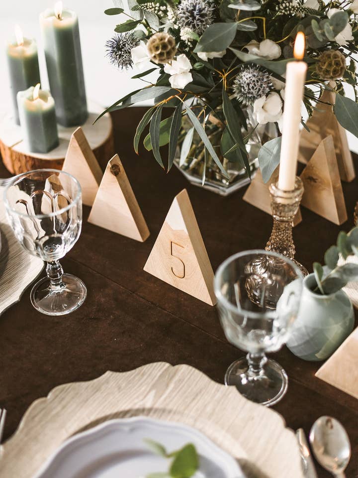 Lasergravierte Holztischnummer für rustikale Hochzeitsdeko für den Großhandel von Woodinout