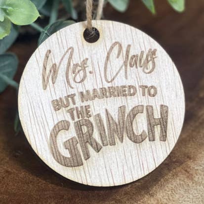 CMD Wholesale - Vendita all'ingrosso Decorazione - Ornamento in legno con la signora Claus sposata con il Grinch0