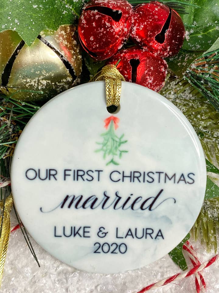 Nuestro primer adorno navideño casado de Navidad | Adorno personalizado | Ornamento de recuerdo | Casado 2021 | Adorno de anuncio para venta al por mayor de Crafts By Chelle Us