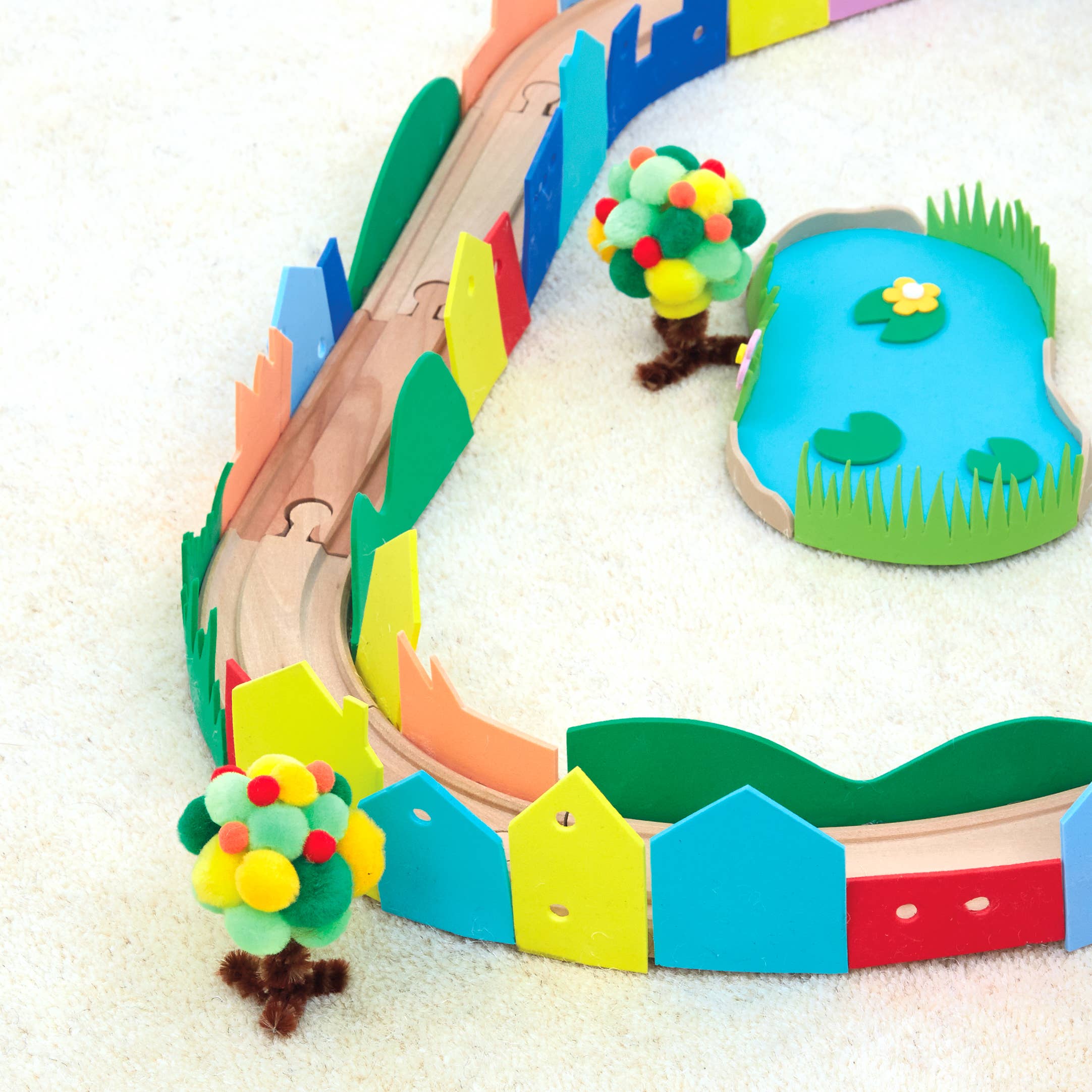 West Design Products UK – wholesale Craft supplies – Craft Planet Pom Poms Pack of 550 Standard, Metallic Colours3