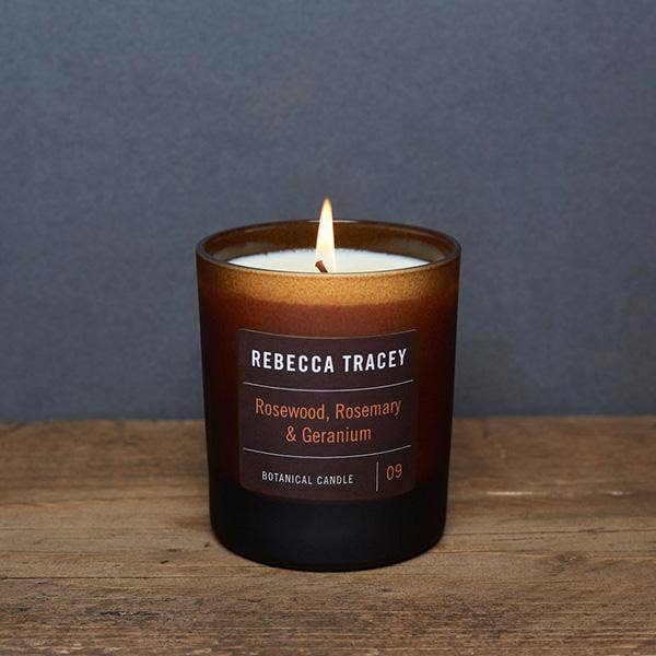 Rebecca Tracey – Großhandel Kerze im Glas / gefüllte Kerze – Kerze aus Rosenholz, Rosmarin und Geranie1