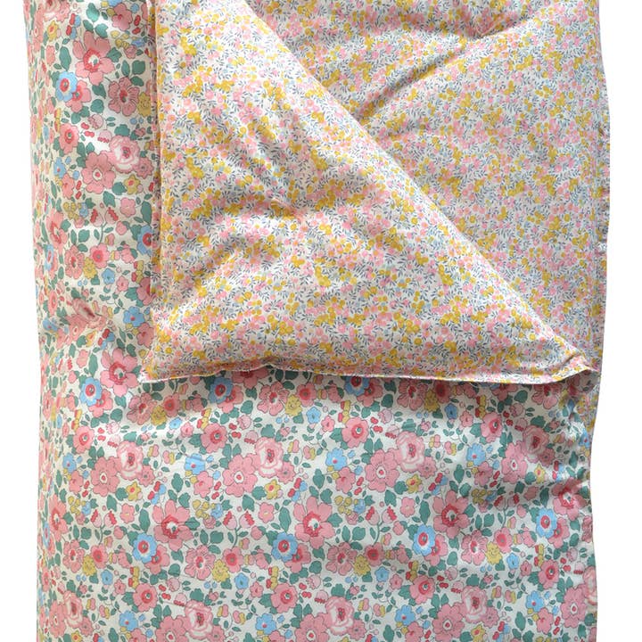 Coco & Wolf – wholesale Täcke – Vändbar arvquilt tillverkad med Liberty-tyg BETSY CANDY FLOSS & WILTSHIRE BUD PINK