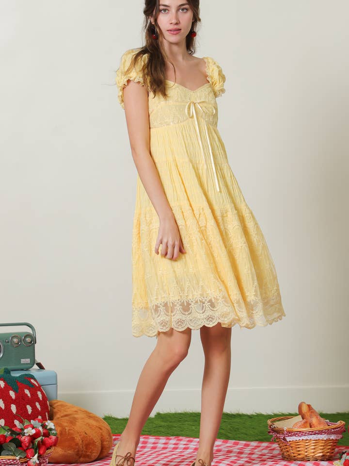 Robe babydoll en coton texturé froncé et dentelle contrastée pour la vente par Fleur d'Or