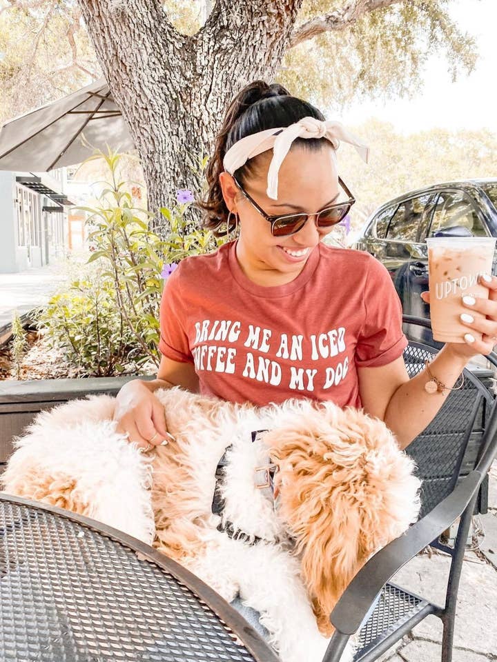 Apportez-moi un café glacé et mon t-shirt pour chien | Vêtements pour maman de chien pour la vente par Peached Pups